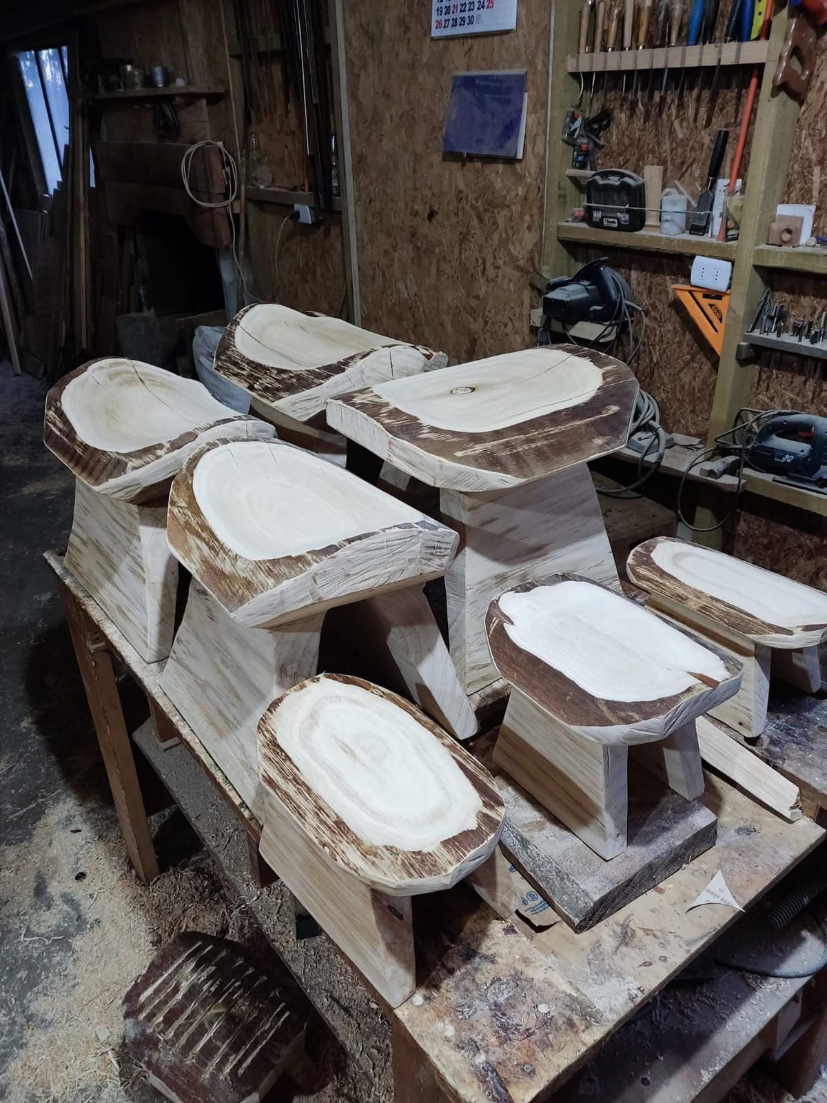 Banca de madera con borde vivo