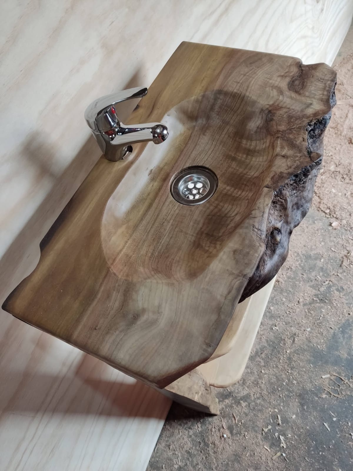 Lavamanos de madera con diseño artesanal
