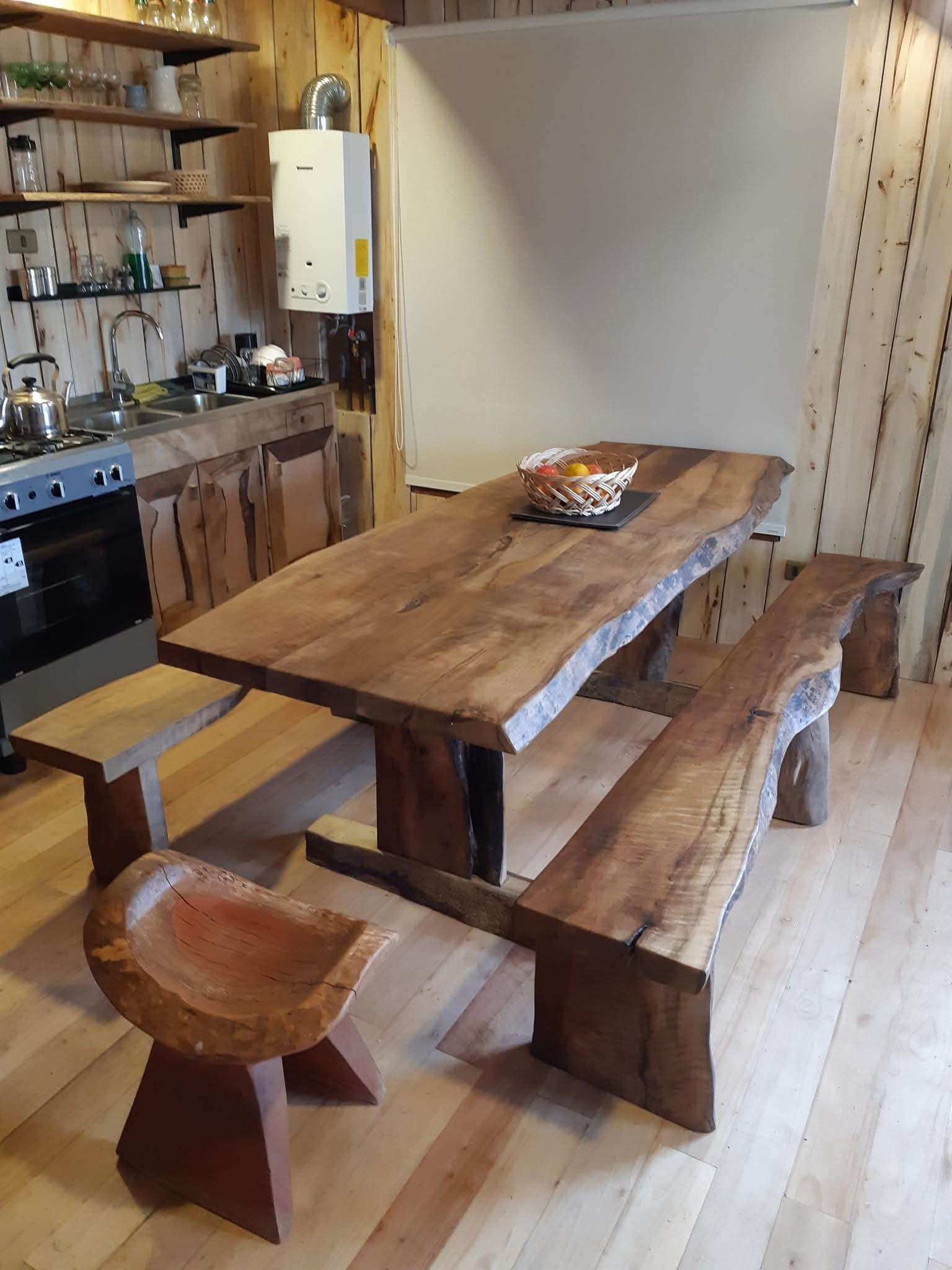 Mesa de madera con forma natural