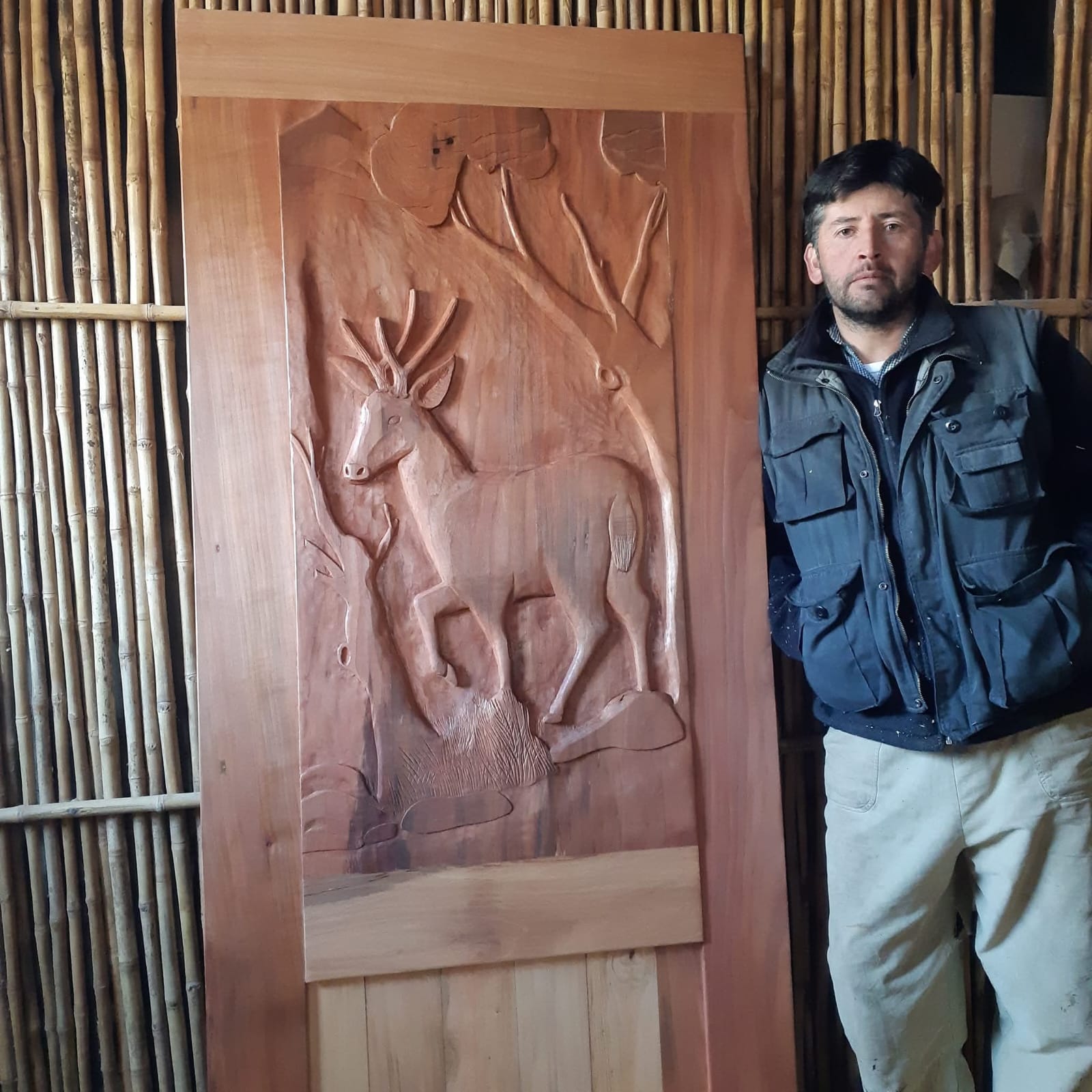 Puerta de madera con diseño de Ciervos
