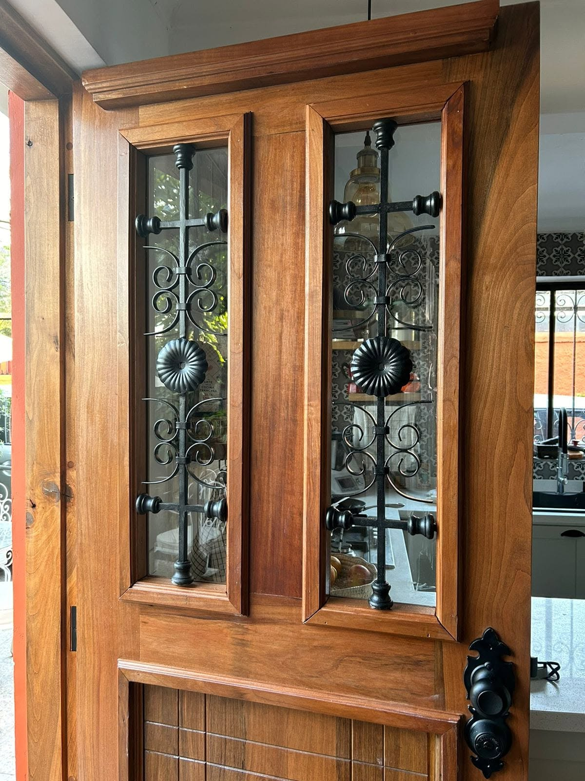 Puerta con Acabados Coloniales